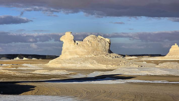 Formazione a forma di dromedario nel deserto bianco